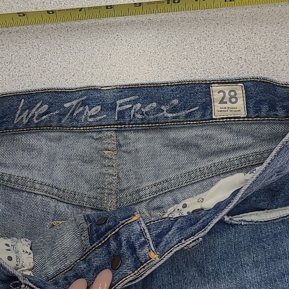 We The Free Distressed Denim Shorts Size 28 - Picture 5 of 7